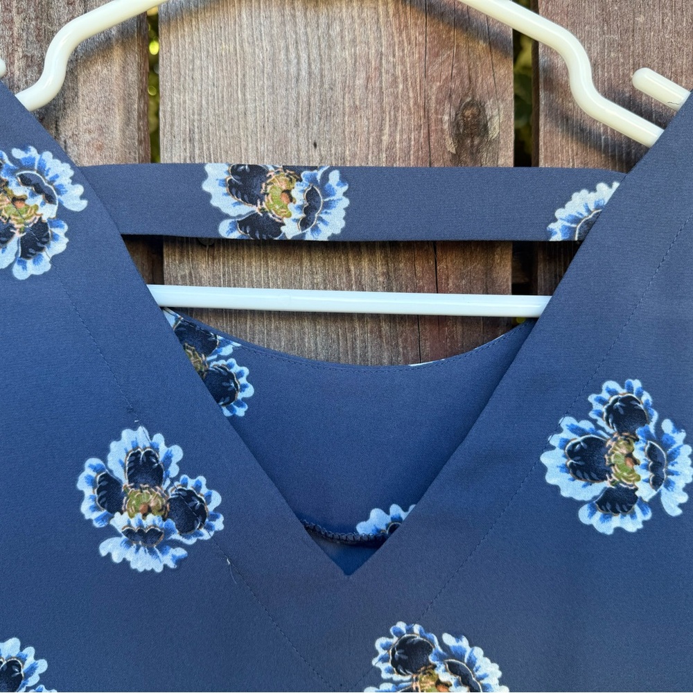 Loft Floral Print  Blue Flutter Sleeve Blouse Size Small - Picture 14 of 14